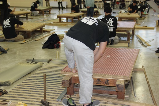 足で框を締める