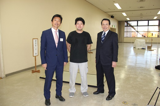 親子三代作品の前で