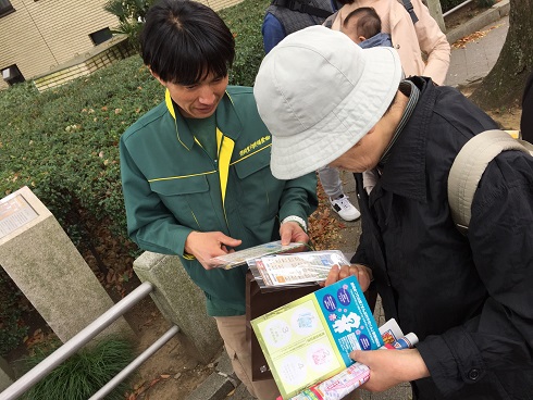 ﾁﾗｼを配布する組合員