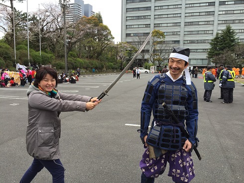 切りつける