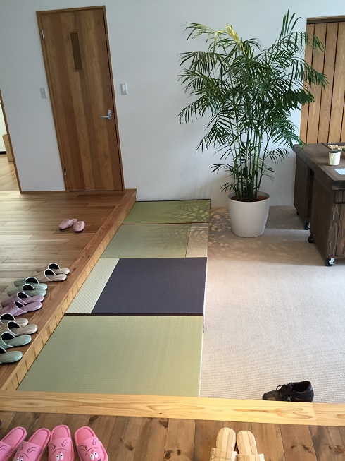 ショールーム横から