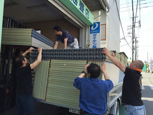 畳の積み込み作業