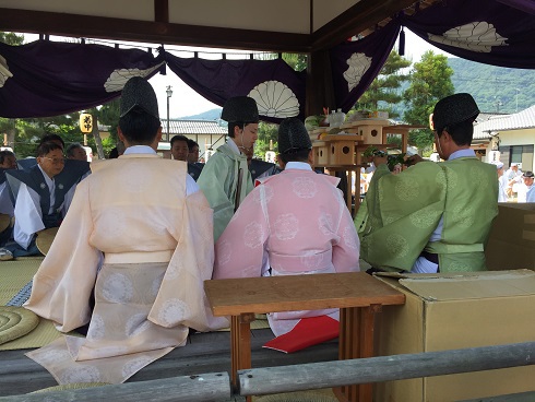拝殿で神事