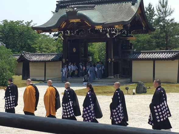 お坊さんの行列
