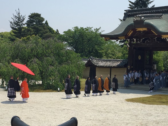 お坊さん山門へ