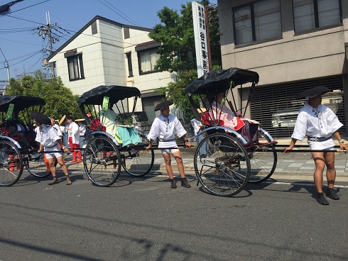 人力車に乗る公家さん？