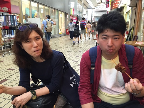 どて串を食べる長男
