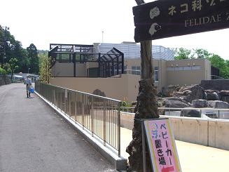 飼育員しかいない猛獣館２９９の２階入口