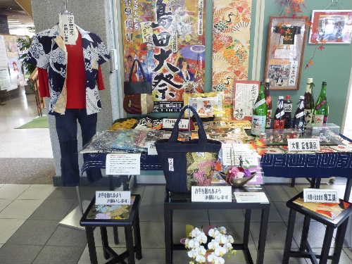 島田市役所正面玄関に展示してます。