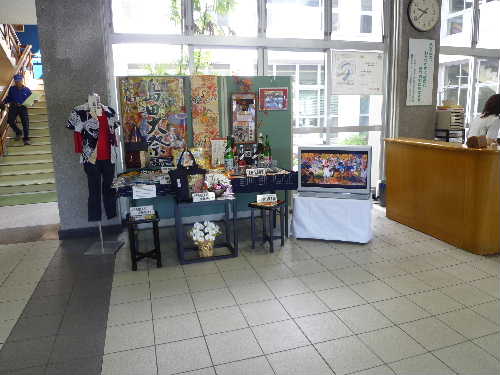島田市役所正面玄関に展示してます。