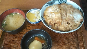 600円カツ丼！葵区横内町　宝亭食堂さんから。