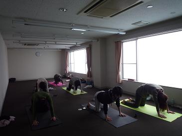 姦しく賑やか